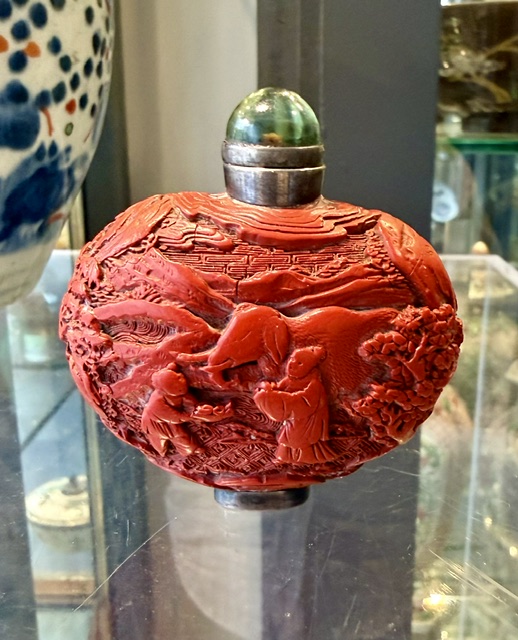 Lacquer cinabar snuff bottle -Qianlong period
